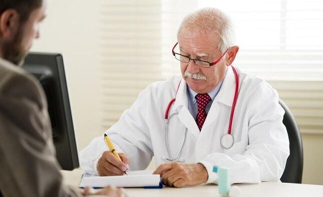 Ο γιατρός συνταγογραφεί εξετάσεις στον ασθενή για τον προσδιορισμό του τύπου του HPV παρουσία κονδυλωμάτων στο πέος